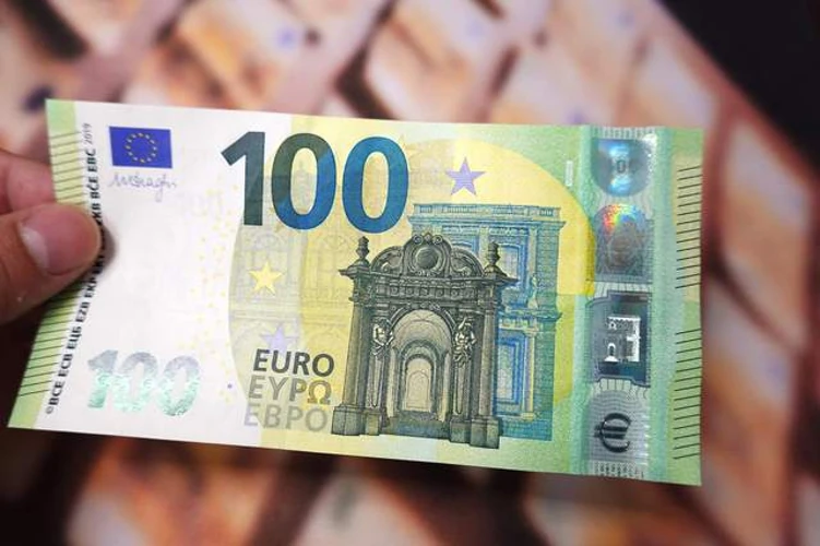 Рішення НБУ: євро сягнуло 52,13 грн, долар — 44,61 грн на 21 серпня