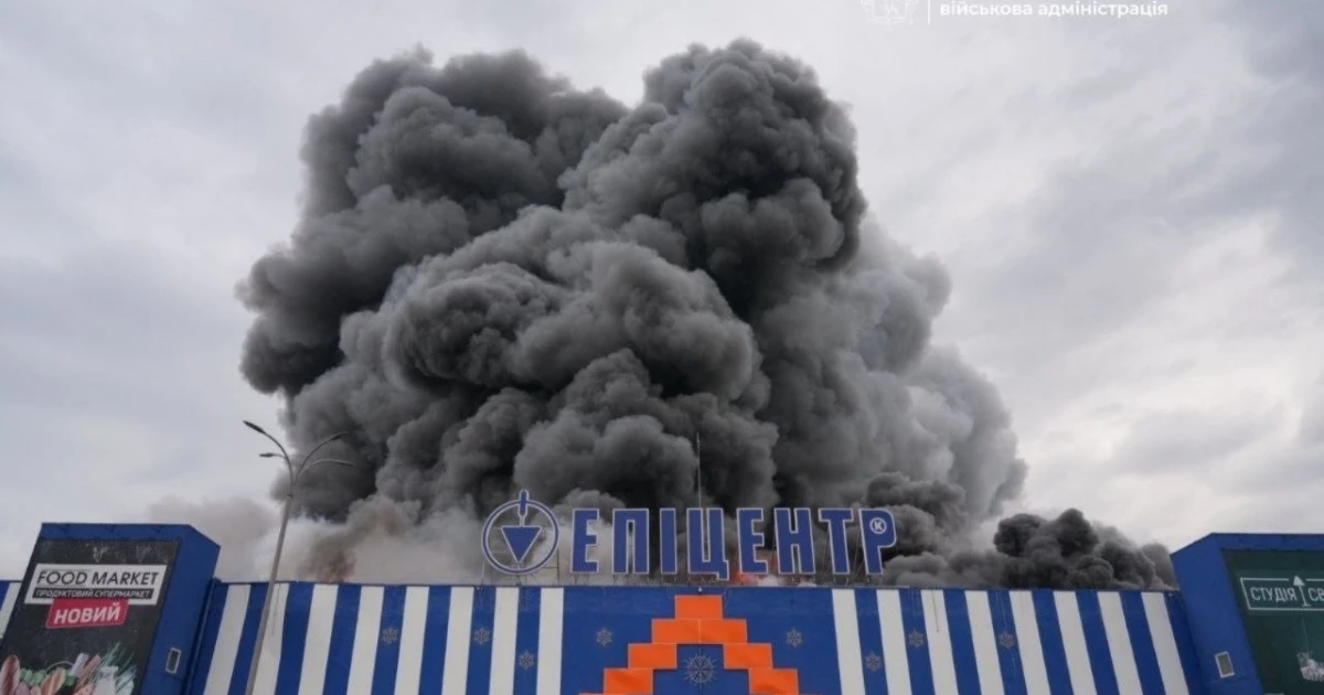 Наслідки російського удару по торговельному центру «Епіцентр» у Запоріжжі: пошкоджена будівля гіпермаркету, масштабна пожежа.