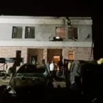 Місце пожежі після удару безпілотника у приватному житловому будинку в Бучанському районі Київської області