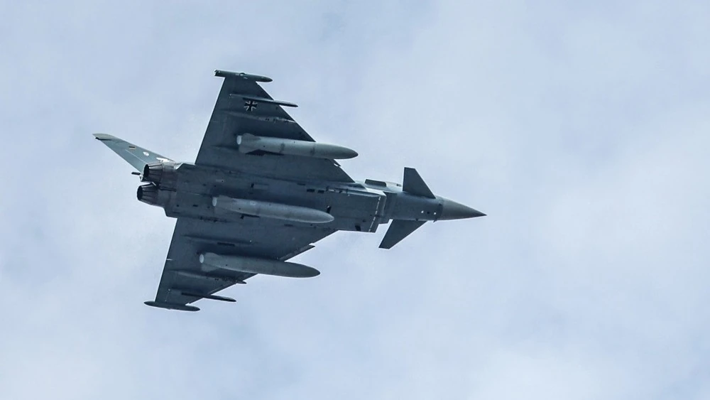 Німецький винищувач Eurofighter на авіабазі