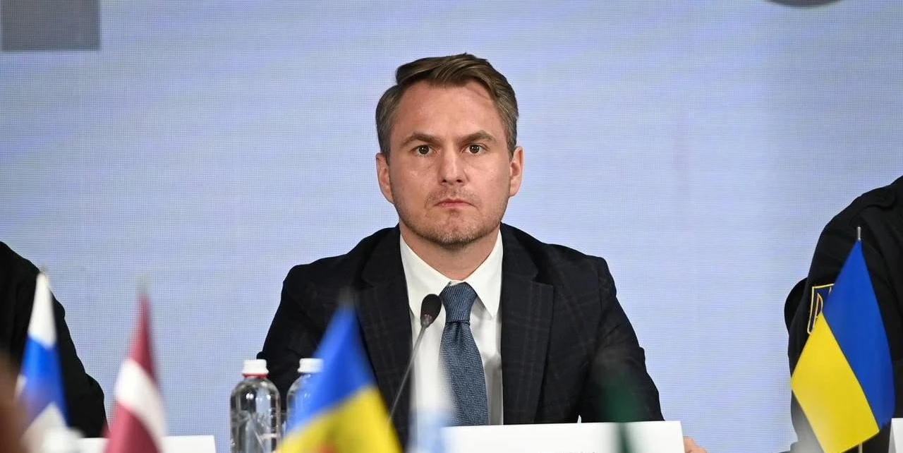 Генеральний прокурор Руслан Кравченко біля будівлі Офісу генерального прокурора